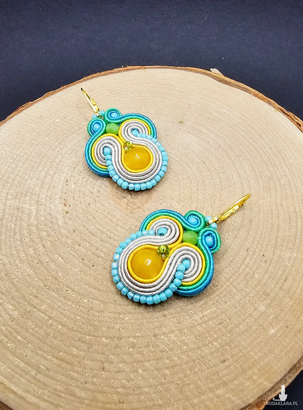 beżowo-kolorowe kolczyki sutasz